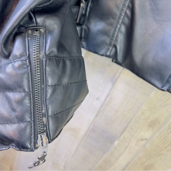 Vintage Rocawear XL Black Buttery Soft Faux Leather W/ROC Zipper Pulls & pockets - Picture 4 of 16